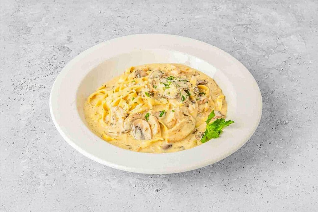 Fettucini Pollo e Funghi Alfredo