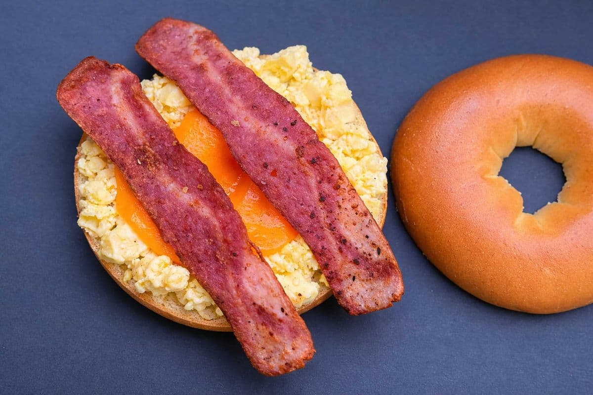 EGGS & BACON Bagel