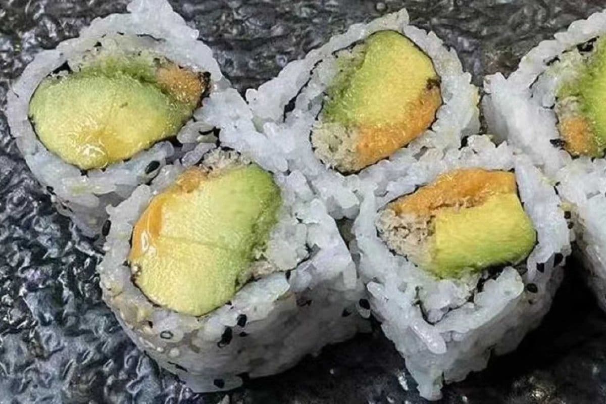 R16. Spicy Avocado Crispy Roll 辣牛油果卷