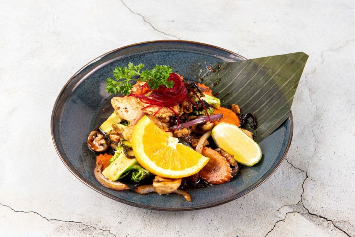 Pad Kratiem Prik Thai (Garlic Pepper Stir-Fry)