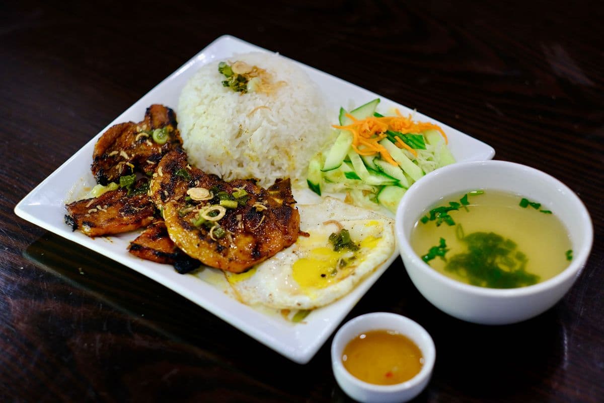 19. Grilled Porkchop / CƠM SƯỜN NƯỚNG