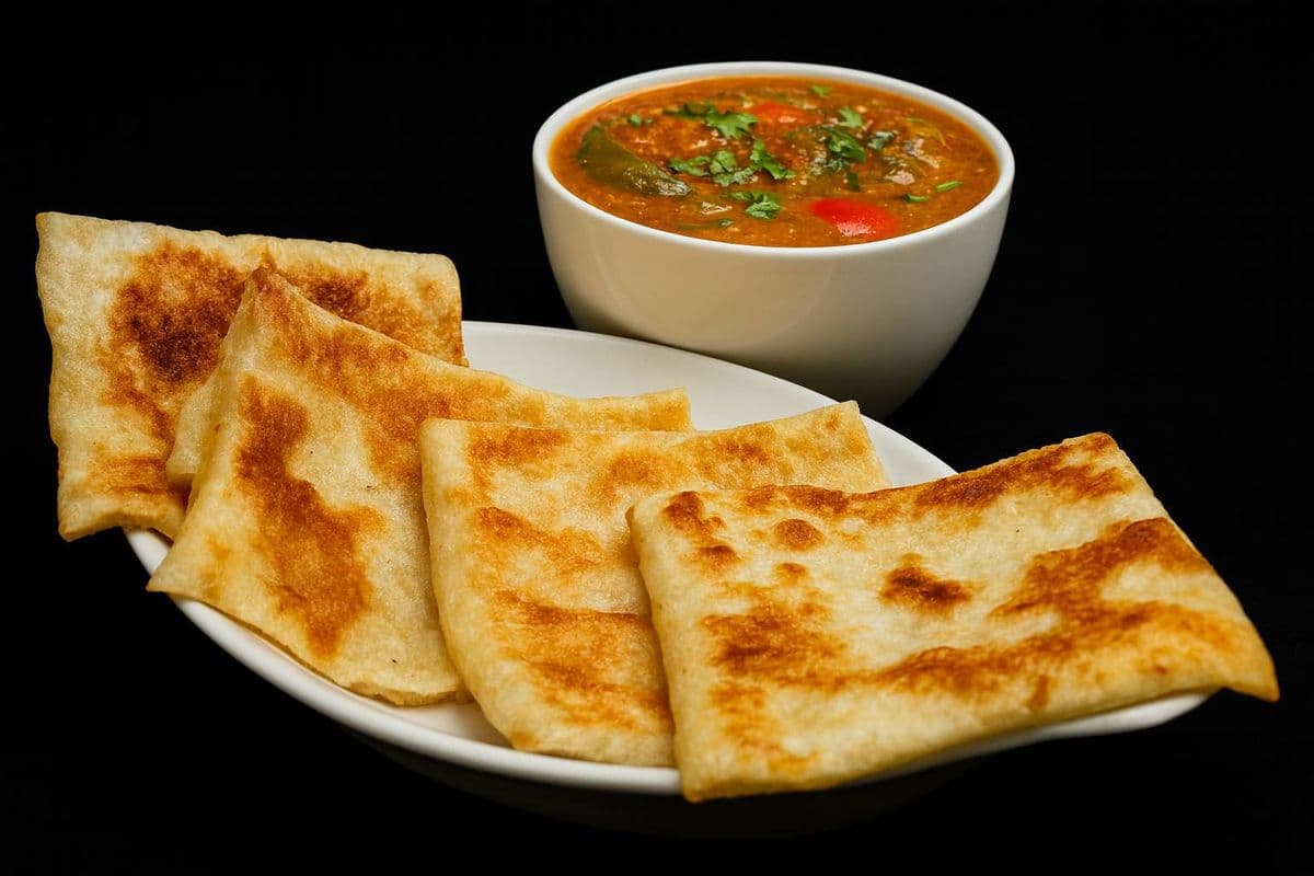 Chicken Murtabak & Thanjai Salna / Murtabak au Poulet et Salna Thanjai
