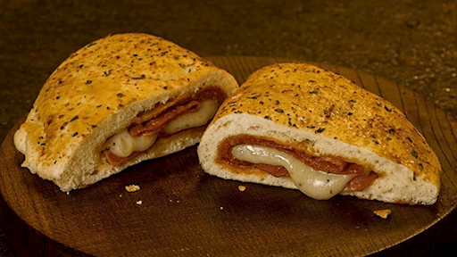 Pepperoni, fromage, oignons / Pepperoni, cheese and onions