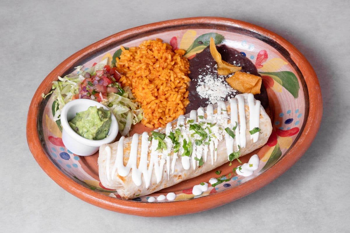 Tortilla de farine de blé 12” garnie avec riz, haricots, laitue, sauce chipotle maison, pico de gallo, fromage Monterrey Jack et guacamole.