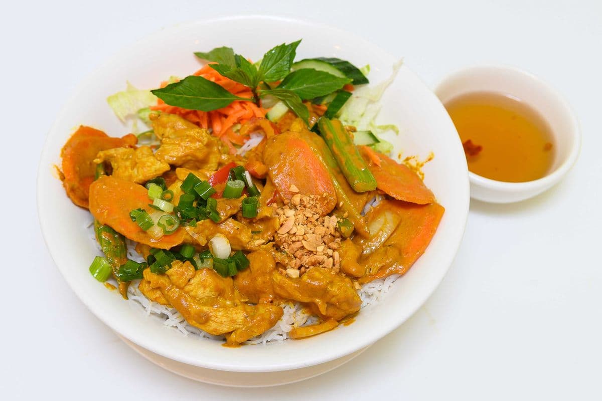 65. Stir-Fried Curry Chicken and Vegetables with Vermicelli