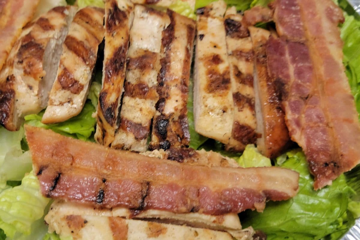 Salade Cesar avec Poulet Grille/Grilled Chicken Caesar Salad.
