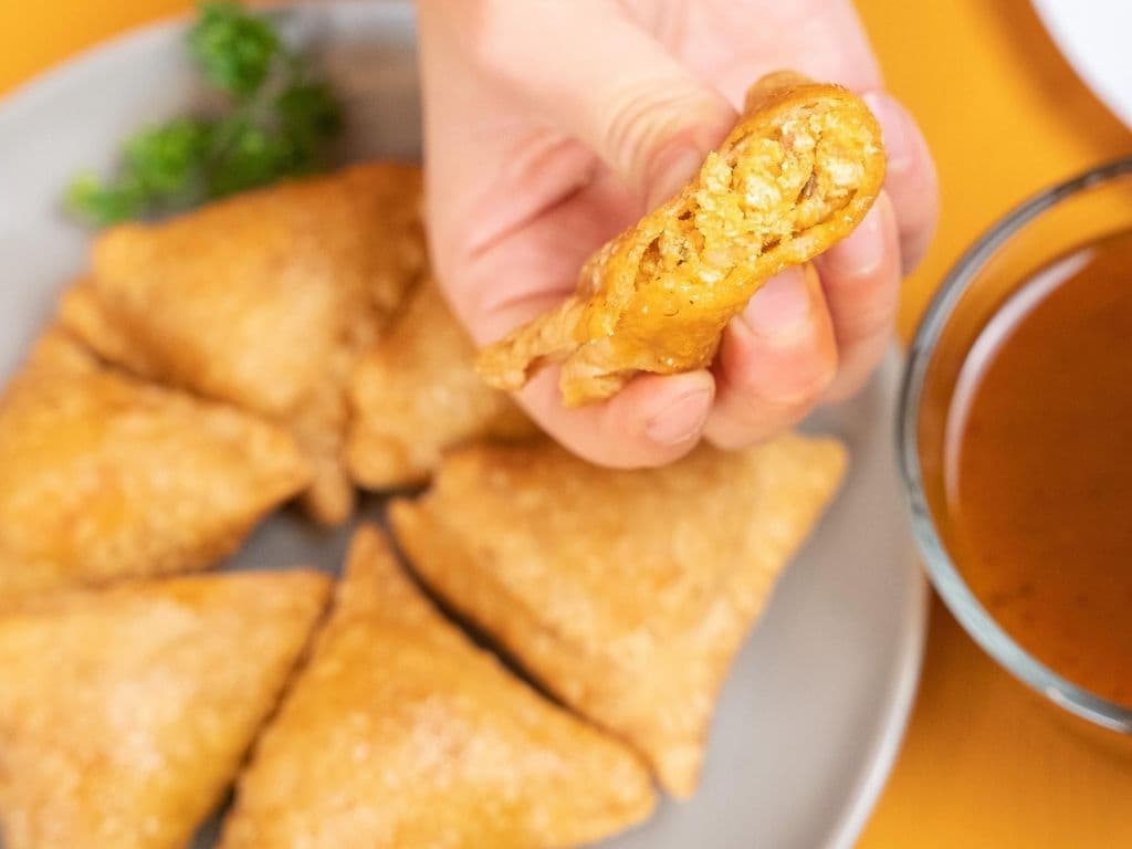 Mini Butter Chicken Samosa (Fried)