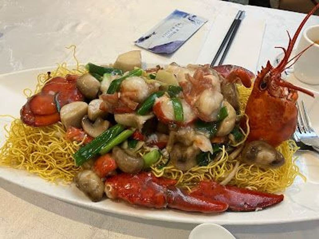901 Crispy Egg Noodles with Mushroom Whole Lobster in Supreme Broth 上湯原隻龍蝦脆麵