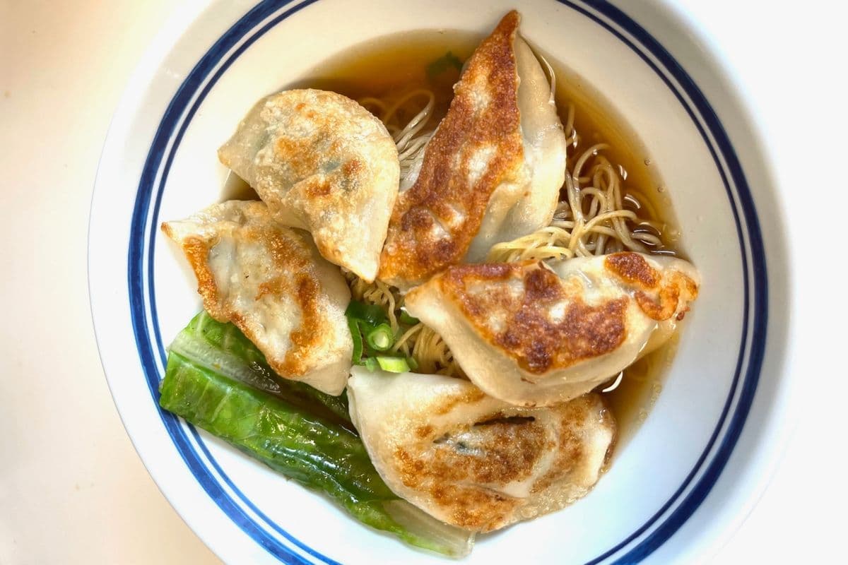 17 - Pan-Fried Dumpling Noodle Soup 煎餃湯麵