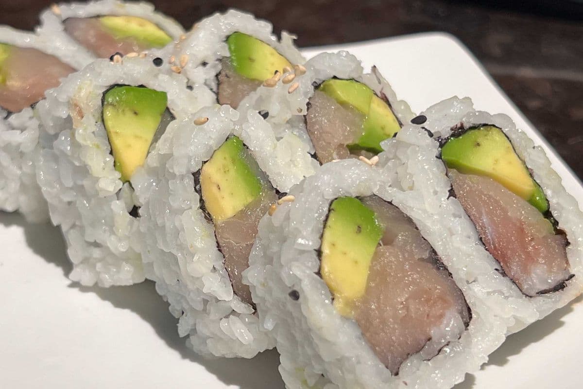 Tuna Avocado Roll (8pcs)