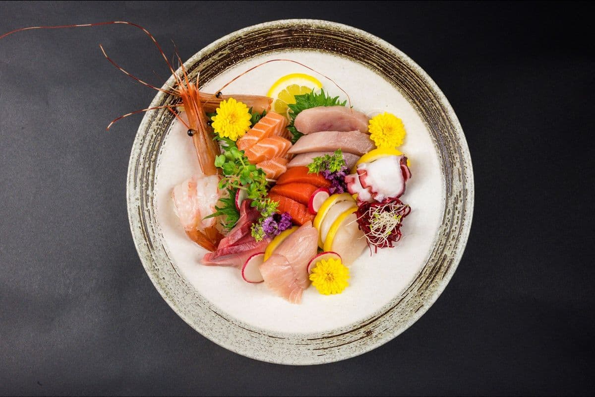 Deluxe Assorted Sashimi (18 Pieces)