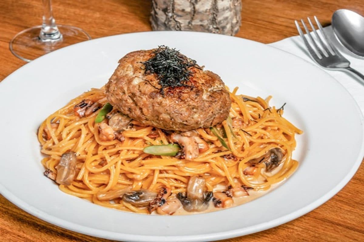 Masago De Creamy Spaghetti with Hamburger Steak