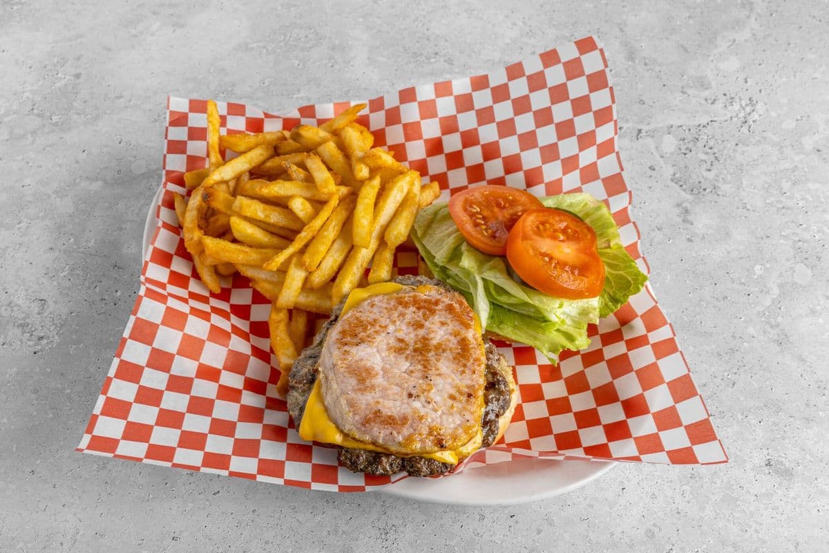 Chef's Burger with Fries (7 oz)