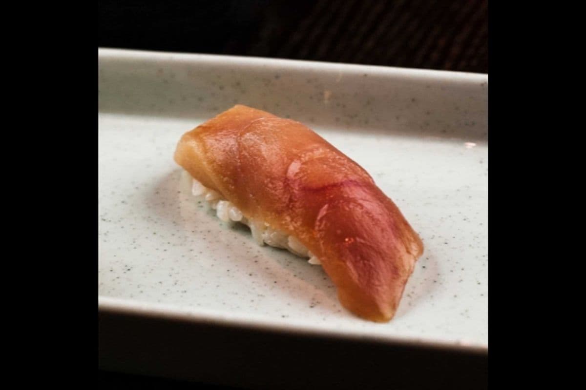 E02. Tuna Nigiri (1 pc)