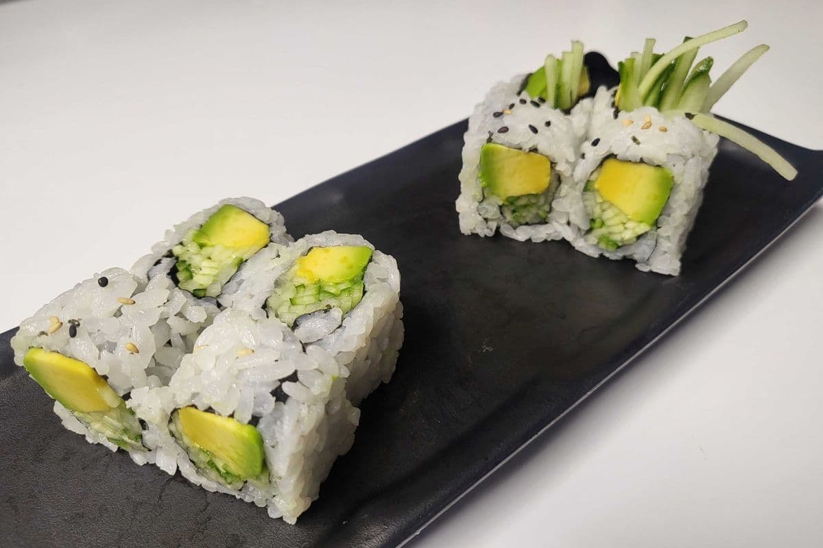 VR3. Avocado & Cucumber Roll (8 pcs)