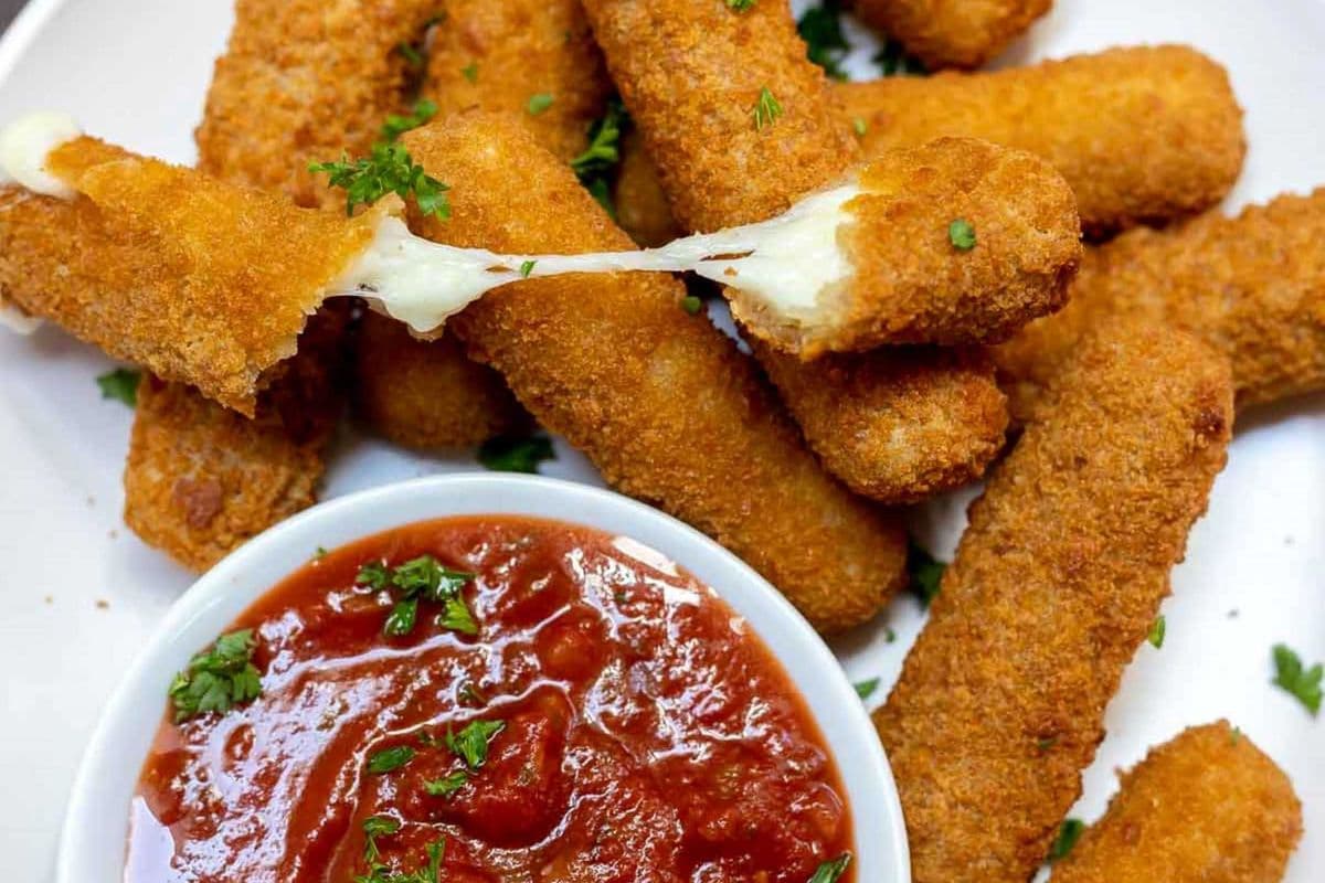 Mozzarella Sticks (6 pcs)