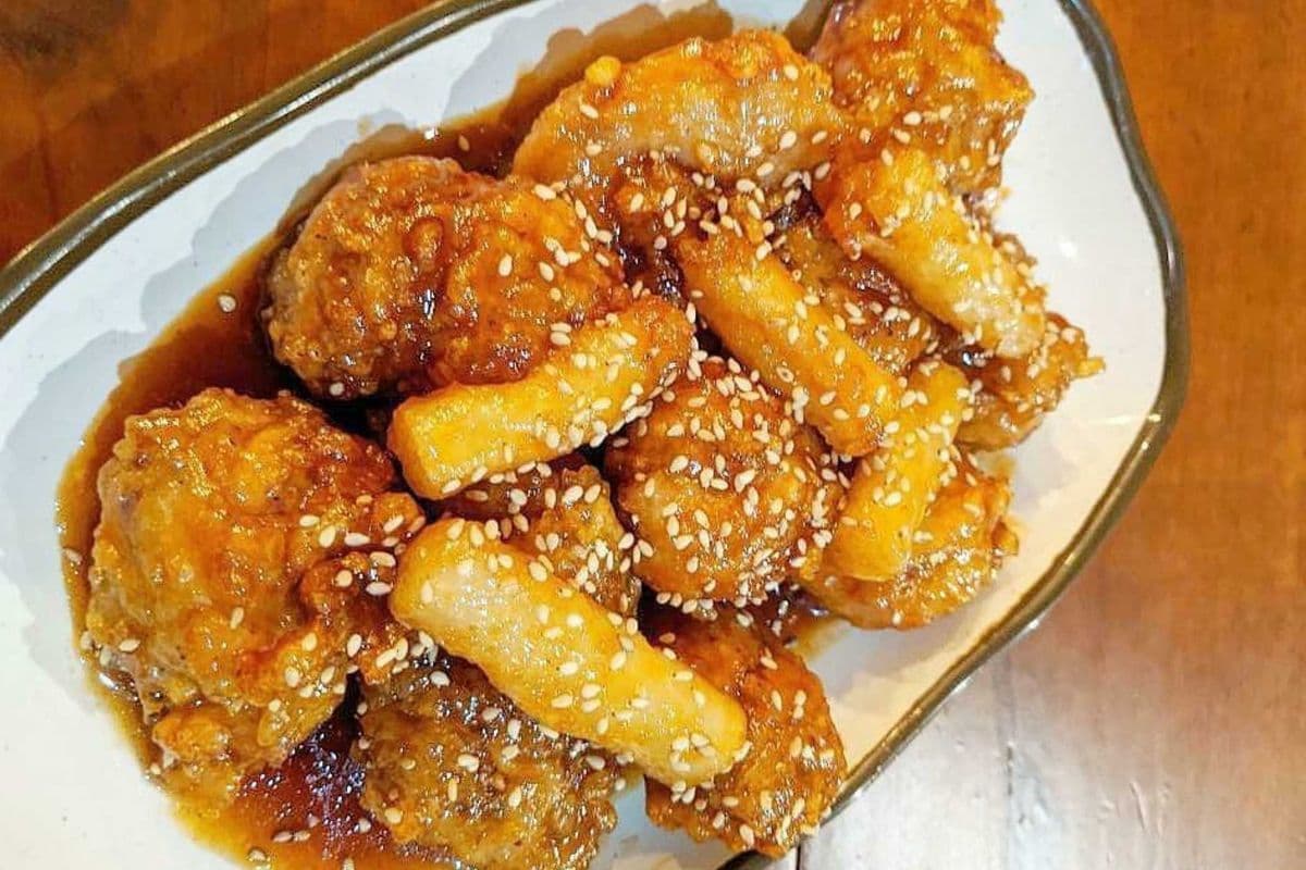 K9. Dak Gangjeong (Deep Fried Chicken, and Rice Cakes)
