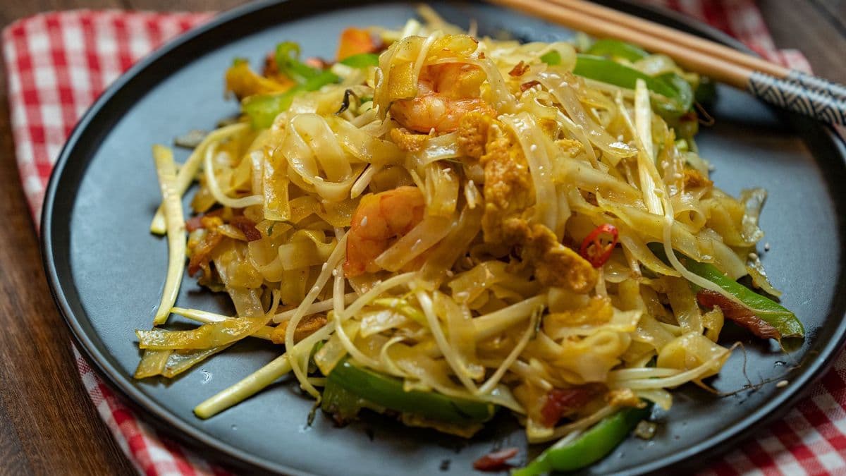 Pan Fried Flat Rice Noodles in Curry with Shrimp and Meat / 炒貴刁