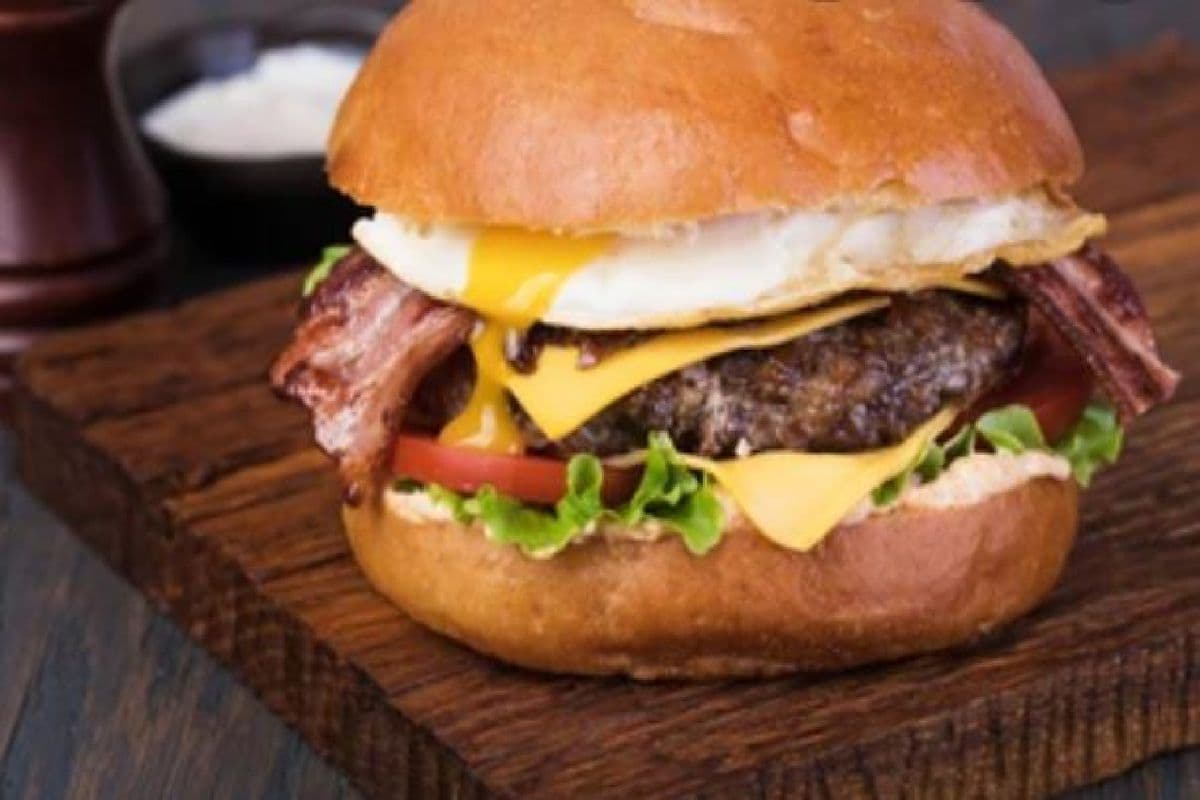 Day & Night Ultimate Burger (1/2 lb)