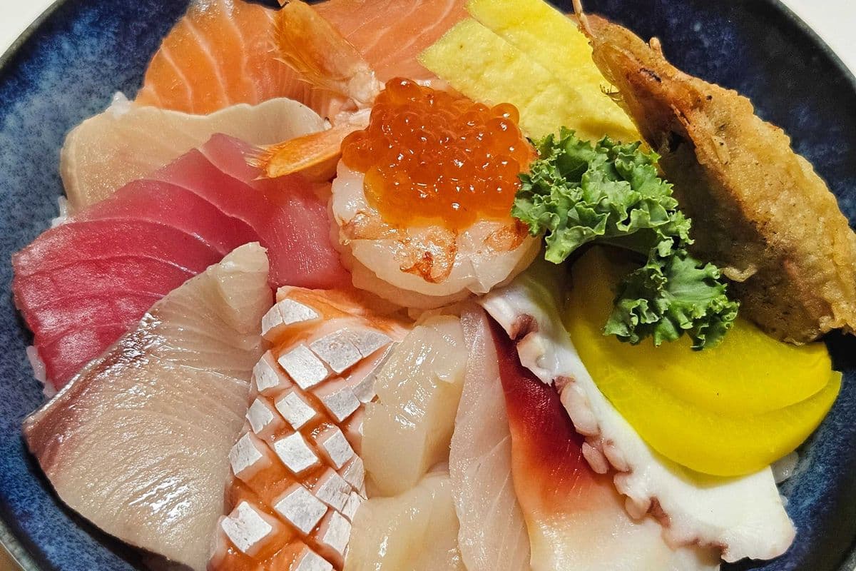 702. Deluxe Chirashidon