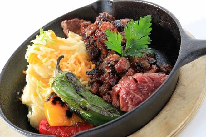 Onglet de boeuf avec marmelade au bacon / Hanger Steak with Bacon Marmalade (11 oz)