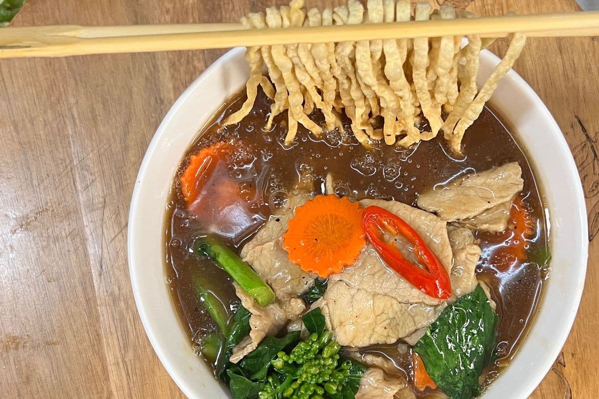 Rad Na Gravy & Egg Crispy Noodle (ราดหน้าหมี่กรอบ)