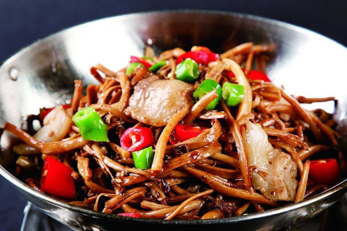 2. Griddle Cooked Glossy Ganoderma with Pork (干锅茶树菇)