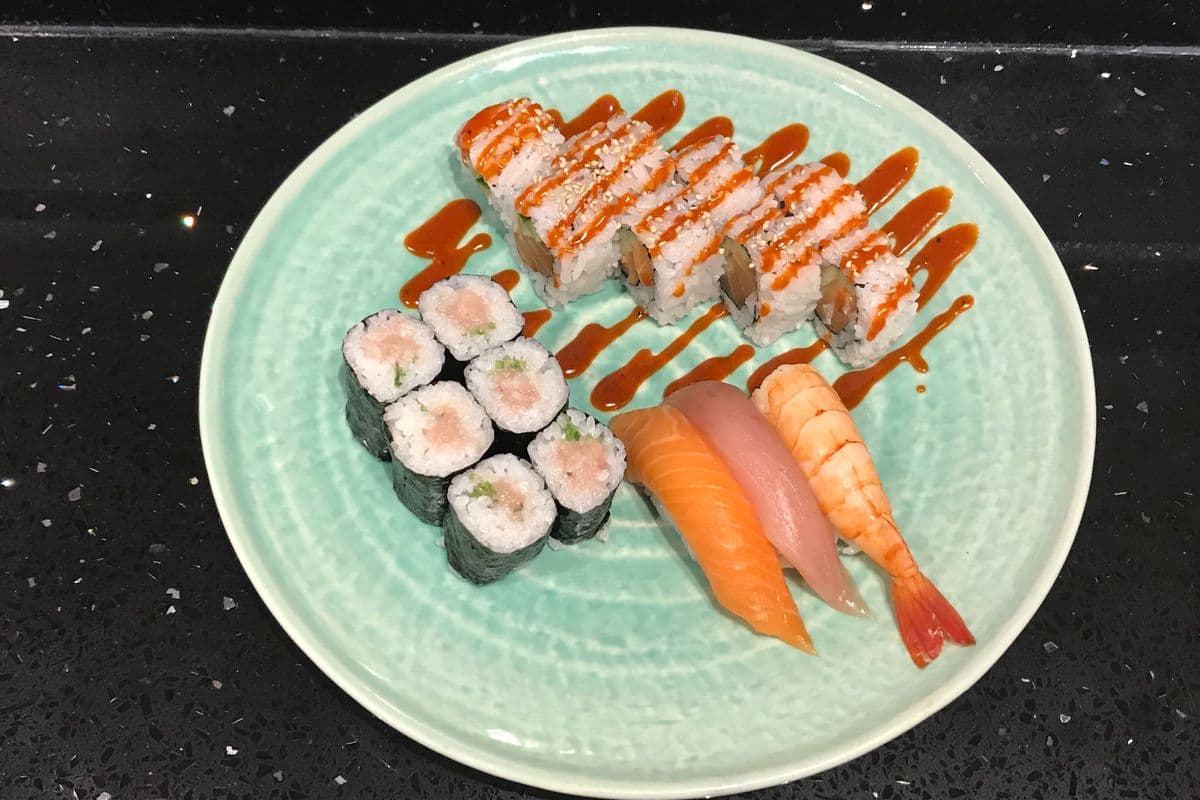 Spicy Salmon Combo (17 pcs)