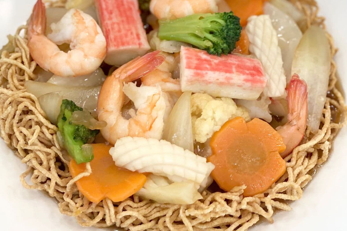 F5. Stir-Fry Seafood with Mixed Vegetables on Egg Noodles (Mi Xao Do Bien va Rau Cai)