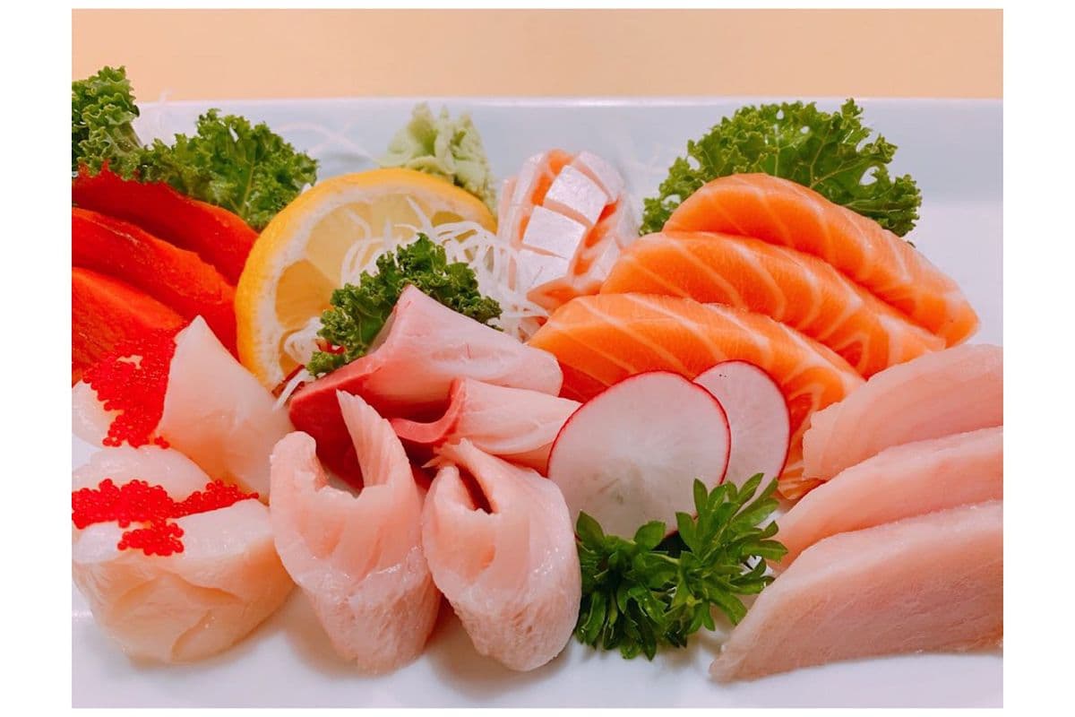 Assorted Sashimi (12 pcs)