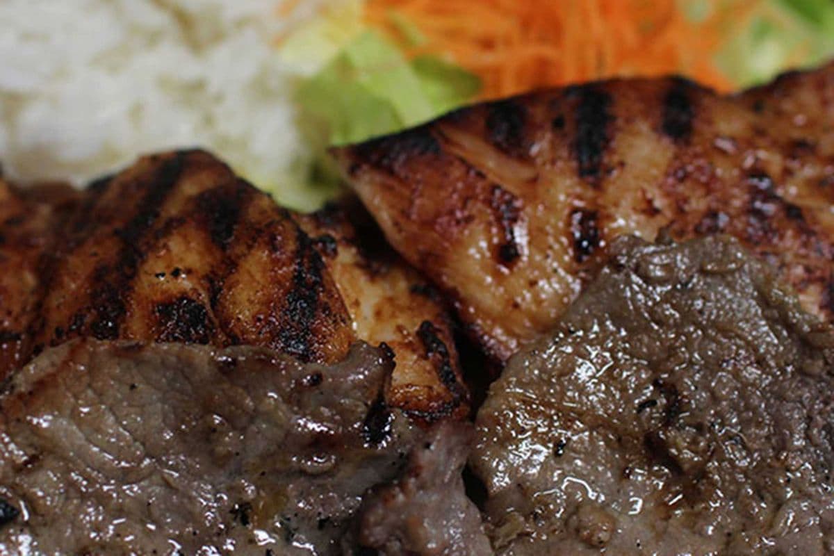 C2. 2 Grillades avec salade / 2 Grills with Salad