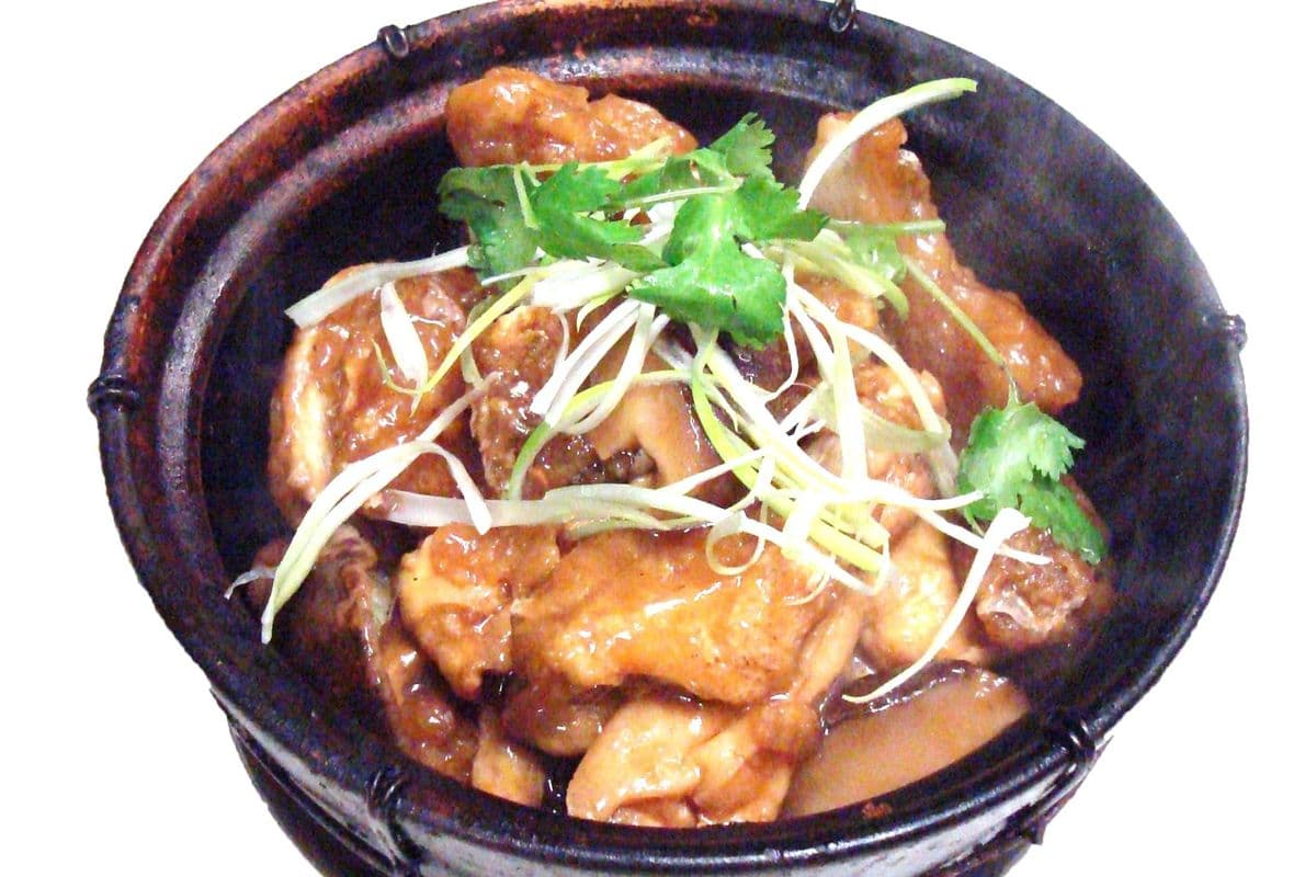 262. Fried Fish and Bean Curd with Bean Sauce in Hot Pot 班腩豆腐煲