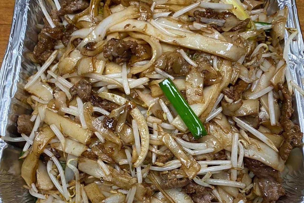 69B. Sliced Beef and Mixed Veggie with Rice Noodle Ho Fan)