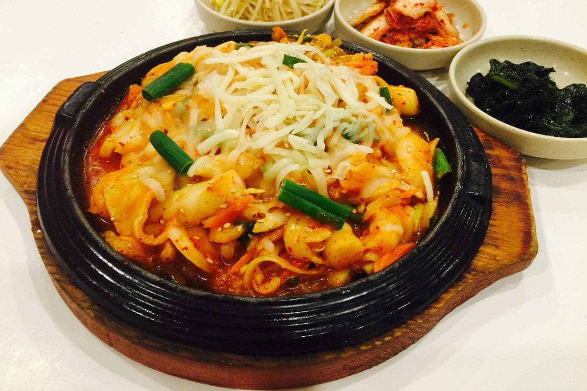 <CHEESE> stir fried rice cake with bulgogi beef and fish cake ( 치즈 불고기 떡볶이)