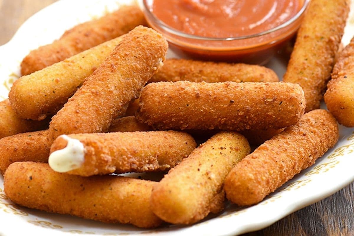 Mozzarella Sticks with Marinara (6 pcs)