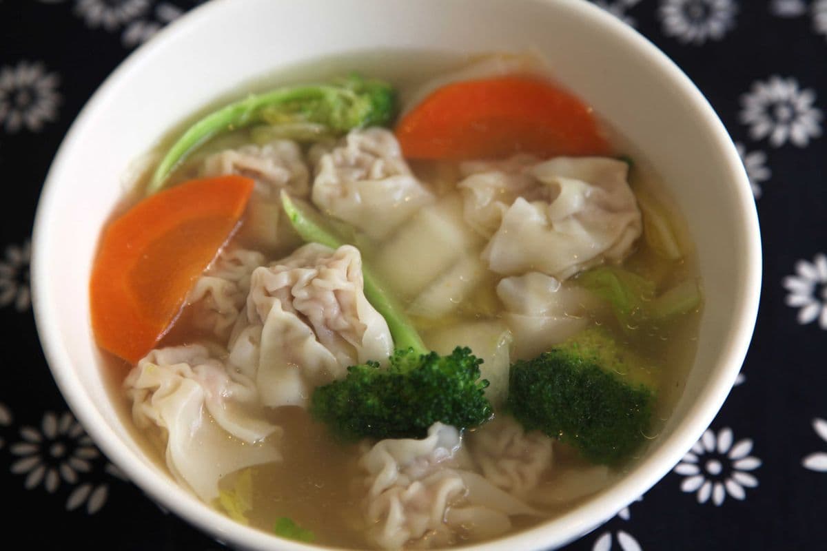 W1. Handmade Wonton Soup with vegetables (12 pcs)