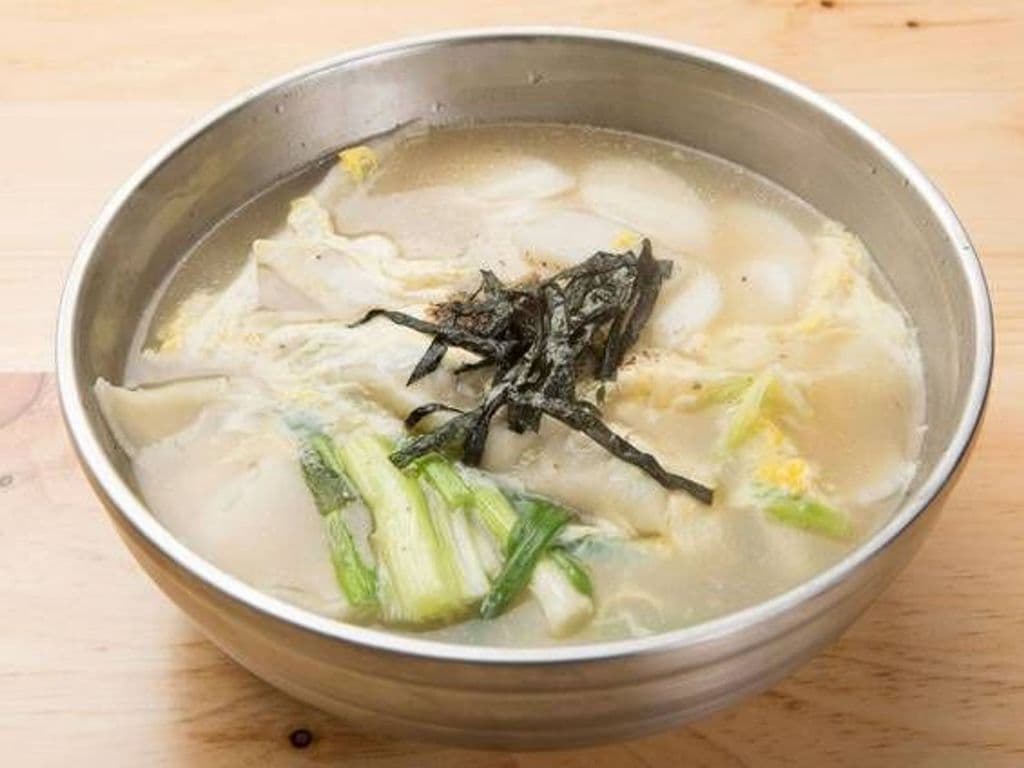 Rice Cake Dumpling Soup (떡 만두年糕餃子湯)