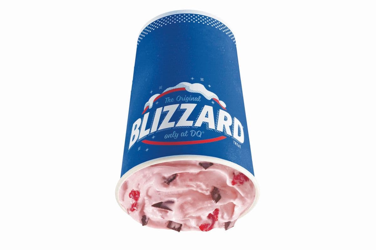 Dessert Blizzard® aux fraises enrobées de chocolat / Choco Dipped Strawberry Blizzard® Treat