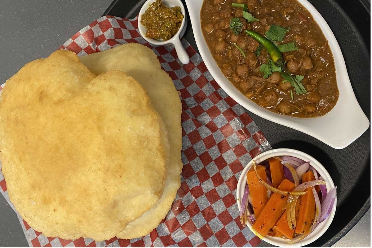 Chhole Bhature (2 pcs)