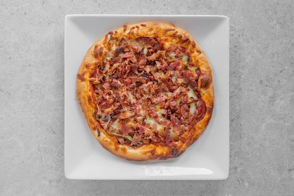 Pizza 14" toute garnie, bacon et oignon / 14" All Dressed, Bacon and Onion Pizza