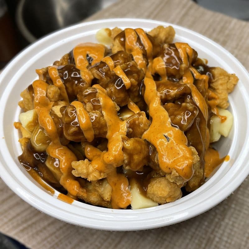 Large Popcorn Chicken Poutine