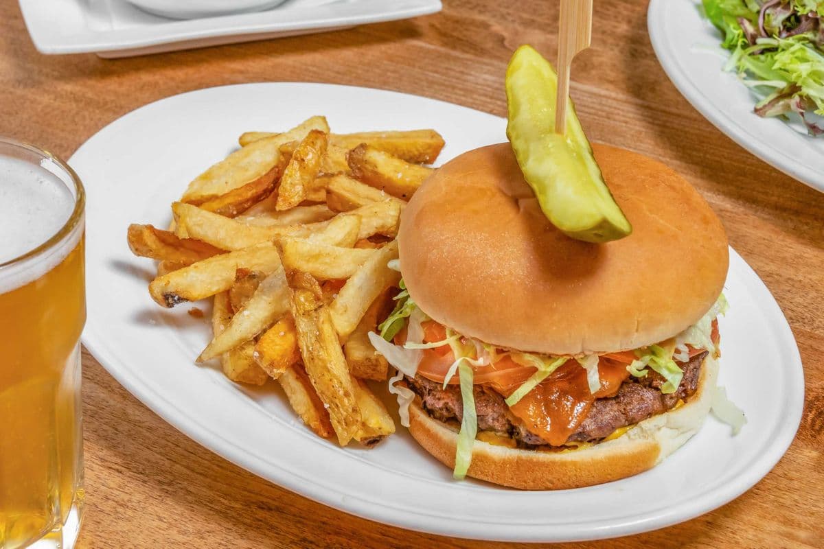 Mary’s Burger (6 oz)