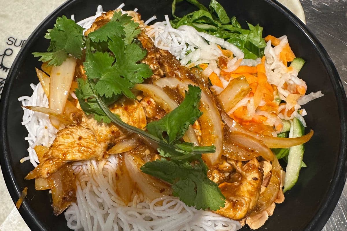 31. Bún Gà / Bò Xào Sả Ớt