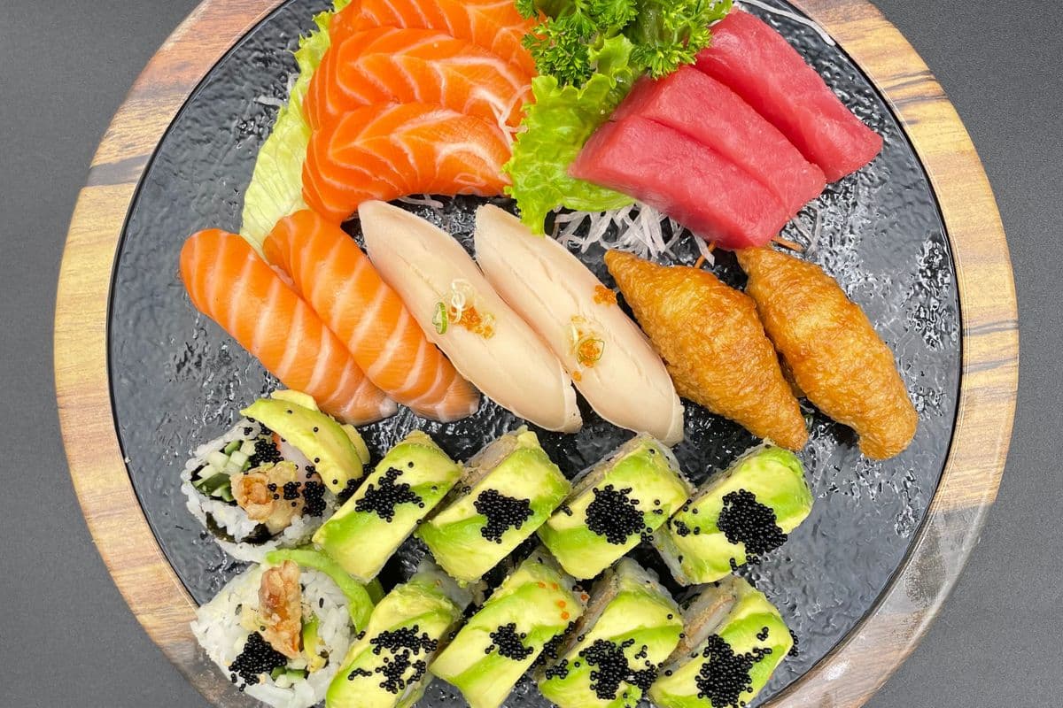 D2 Sashimi 6pcs(salmon.red tuna)Sushi 6pcs(Salmon.Inari.White tuna)Green Dragon Roll 10pcs