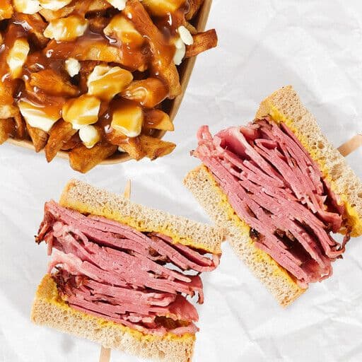 Sandwich à la viande fumée avec poutine / Smoked meat sandwich with fries