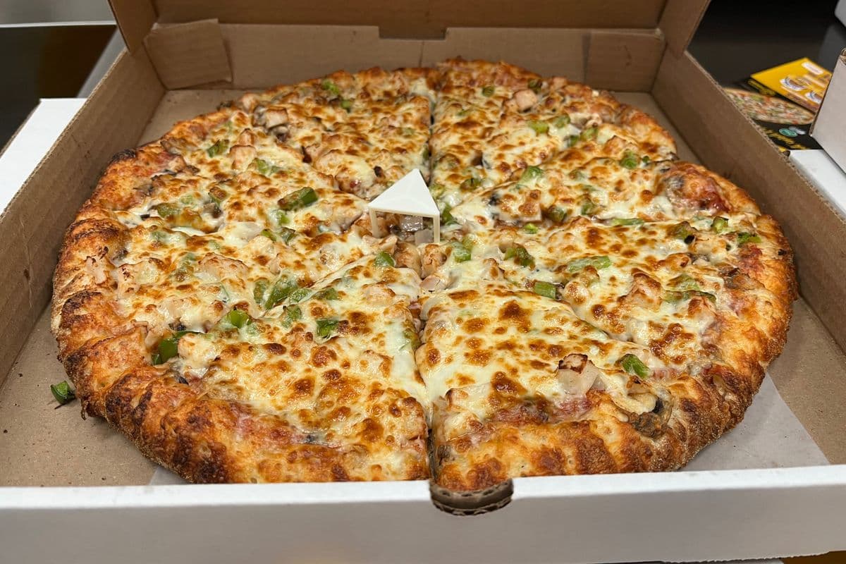 18" Chicken Deluxe/Chicken Veggie Pizza