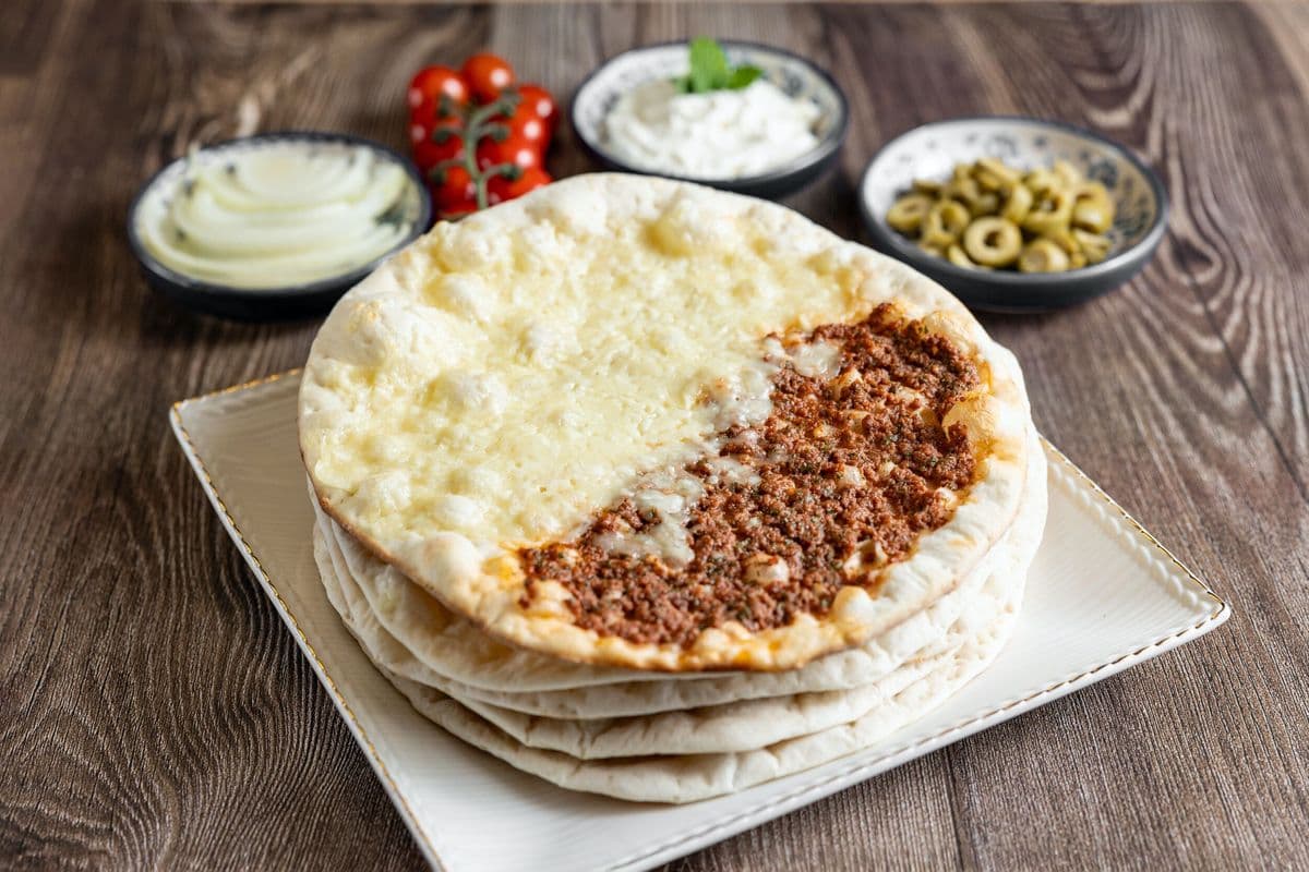 Manakeesh fromage et viande (6 mcx) / Cheese and Meat Manakeesh (6 Pcs)