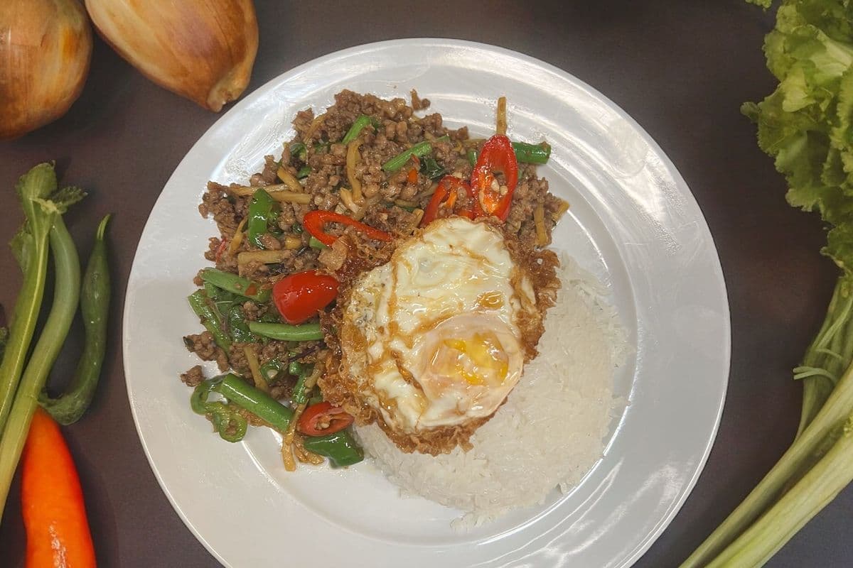 Pad Kaprao Kai Dow (ผัดกะเพราไข่ดาว)