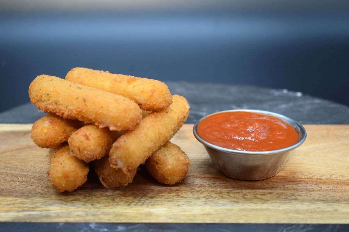 Mozzarella Sticks (8 pcs)