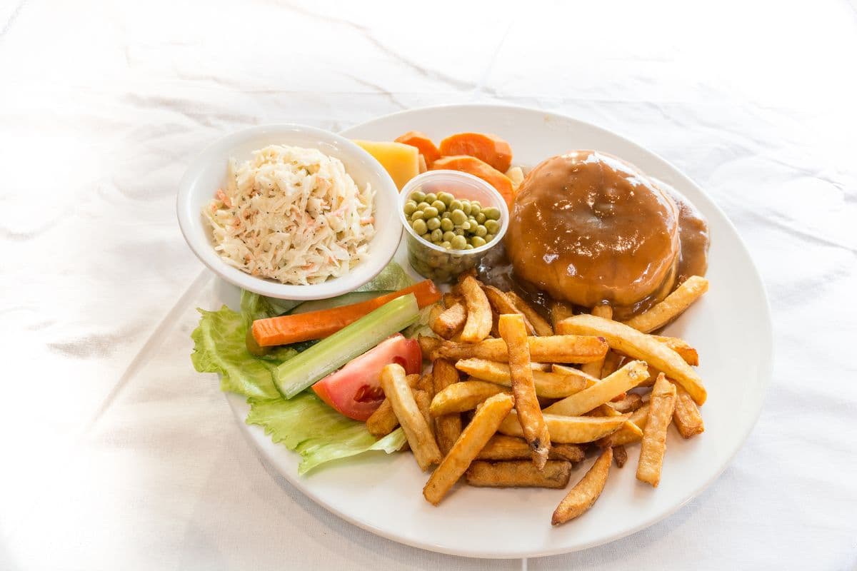 Assiette hamburger en sauce